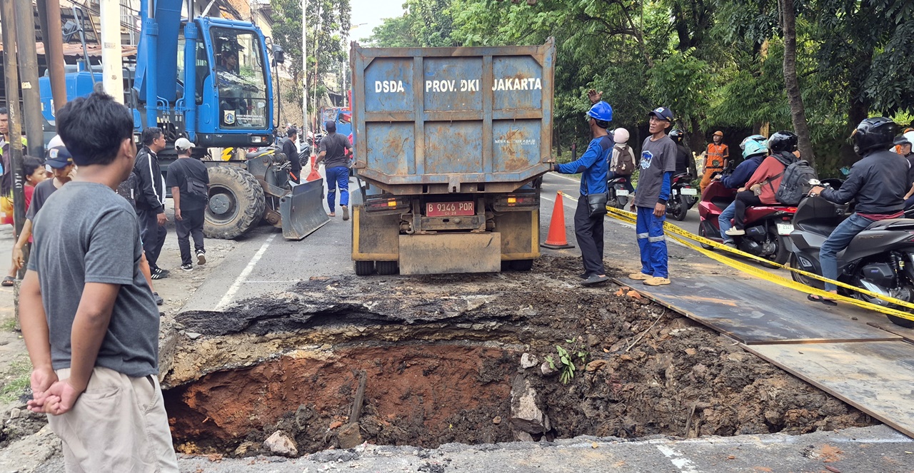 Jalan Ambles Nyaris Selebar Badan Jalan, Akses Lenteng Agung Tersendat, Alat Berat Diterjunkan
