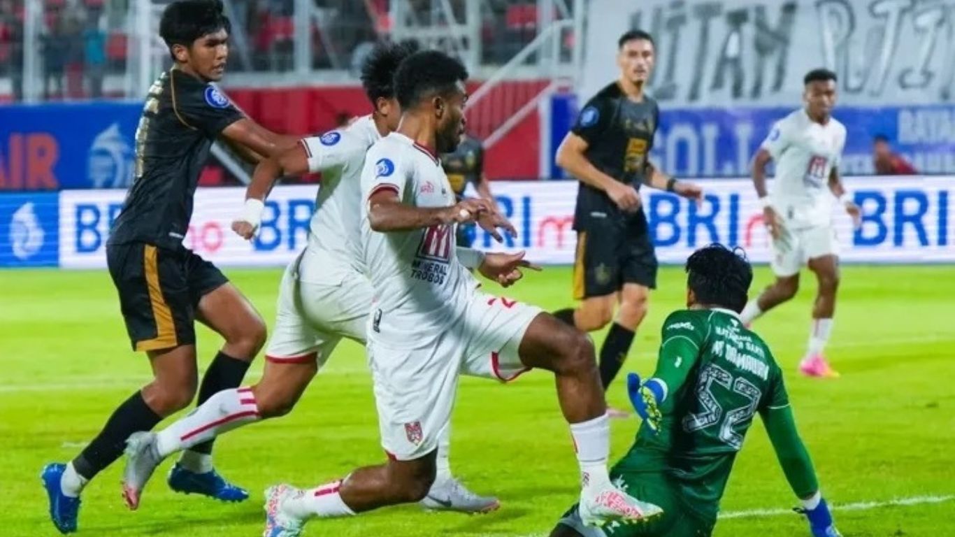 Malut United Geser Posisi Persebaya, Gasak PSIS Semarang 5-1