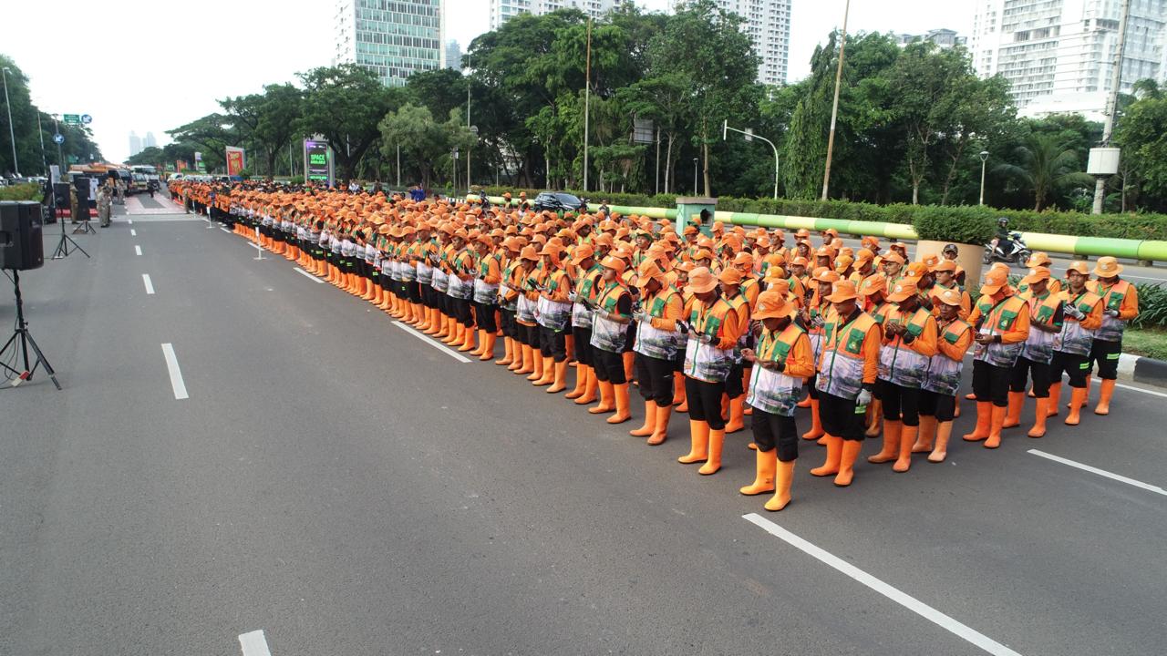 DLH DKI Kerahkan 1.262 Petugas Kebersihan Saat HUT Bhayangkara Ke-79 di Monas