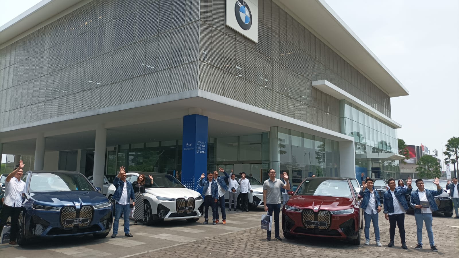BMW Astra Serah Terima 17 unit BMW iX Pertama di Indonesia