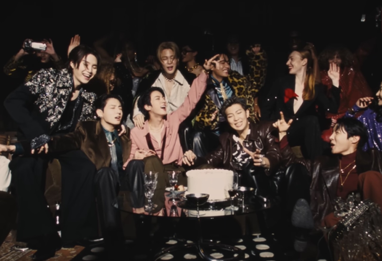 HYBE Persilakan Grup Lain Ikut Grammy, BTS Didukung Fans Bad Bunny