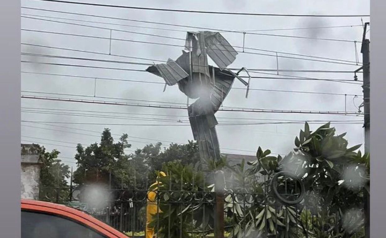 Atap Seng Nyangkut di Kawat Listrik Aliran Atas Stasiun Citayam, 20 Perjalanan KRL Terlambat