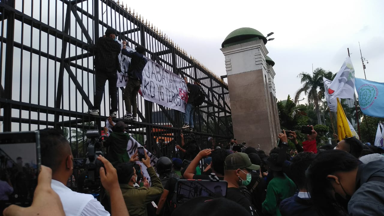 Massa Demo 11 April Padati Depan Gedung DPR, Arus Lalu Lintas Mulai Ditutup