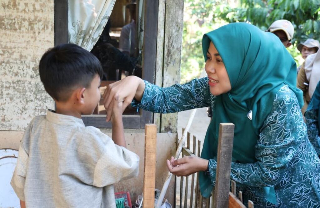 Ning Ghyta Jemput Bola Urus Adminduk Warga Lewat Program Bunga Desaku