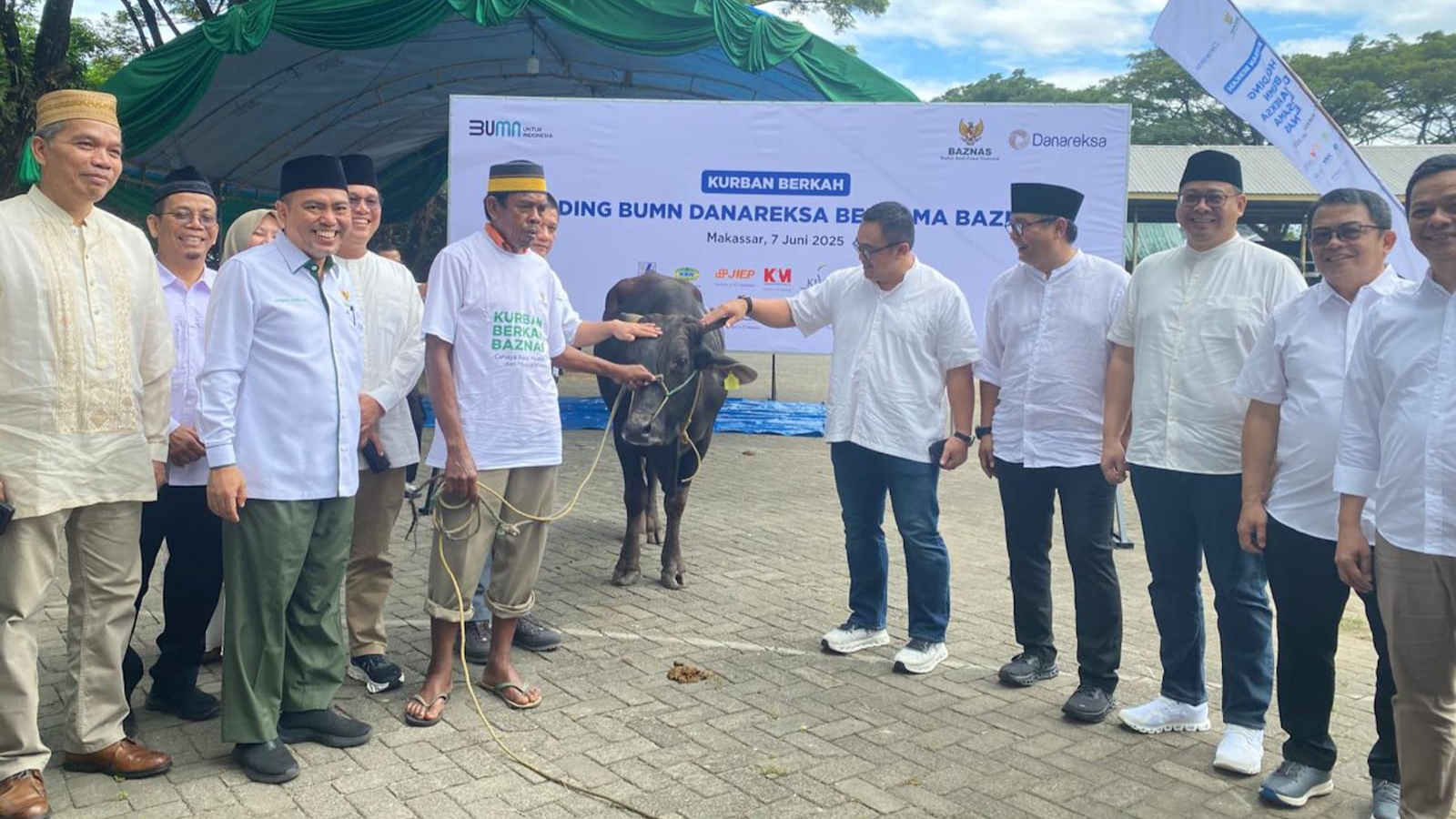 Rayakan Iduladha 1446H, PLN Salurkan Daging Kurban di Berbagai Daerah
