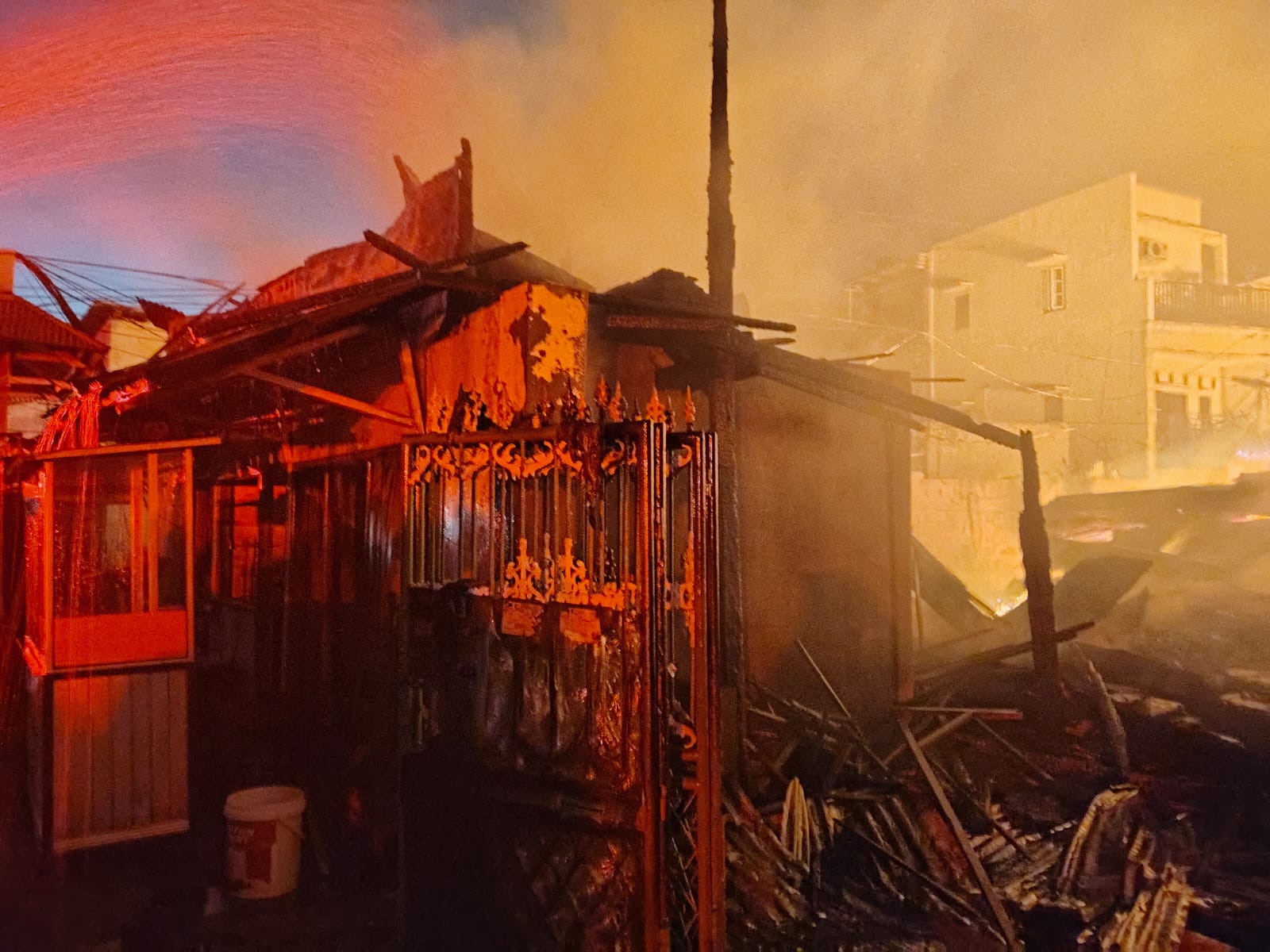 Kebakaran Menghanguskan Sejumlah Rumah di Dekat Asrama Brimob Slipi, Ratusan Warga Panik Selamatkan Diri