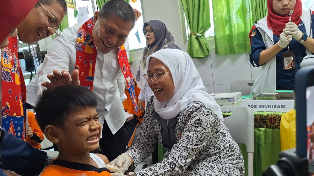 KSP AM Putranto Pantau Cek Kesehatan Gratis di MIN 8, Siswa Dapat Susu dan Snack