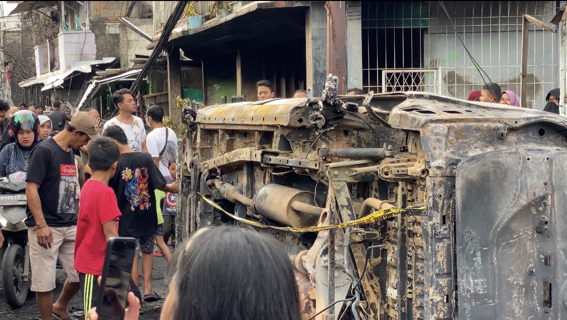 Halangi Akses Mobil Damkar, Mini Bus Ini Terpaksa Digulingkan Warga: Dia Terjebak Orang Pada Ramai