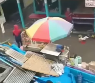 Detik-detik Pantai Depok Yogyakarta Diterjang Gelombang Tinggi, Warung Dagangan Rusak Berserakan