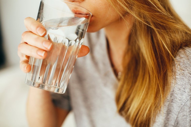 Minum Air Hangat Jadi Rahasia Kulit Bercahaya dan Sehat?