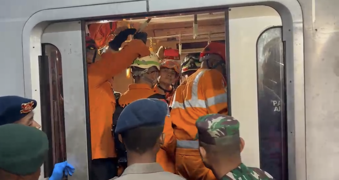 Basarnas Special Group Diterjunkan  Bantu Evakuasi Korban Kecelakaan Kereta di Stasiun Bekasi Timur