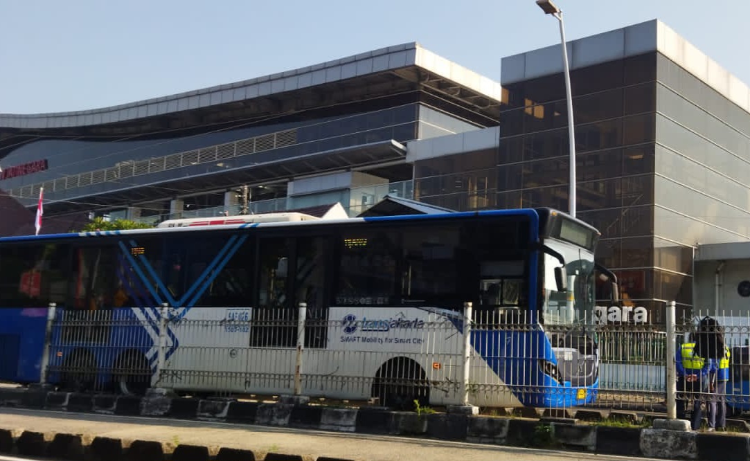 Karyawati Penumpang KRL Ditabrak Bus Transjakarta saat Nyebrang Depan Stasiun Jatinegara