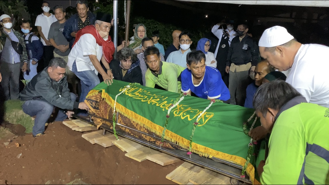Di Keheningan Malam, Prosesi Pemakaman Ferry Mursyidan Berlangsung Lancar, Wamen ATR/BPN Pimpin Upacara Pemakaman