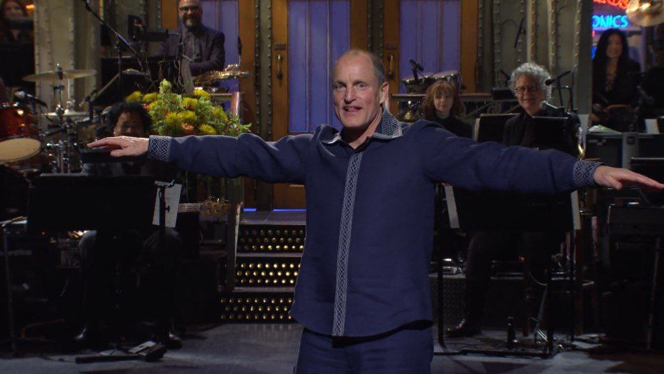 Ngelantur di SNL, Woody Harrelson Sindir Konspirasi Anti Vaksin