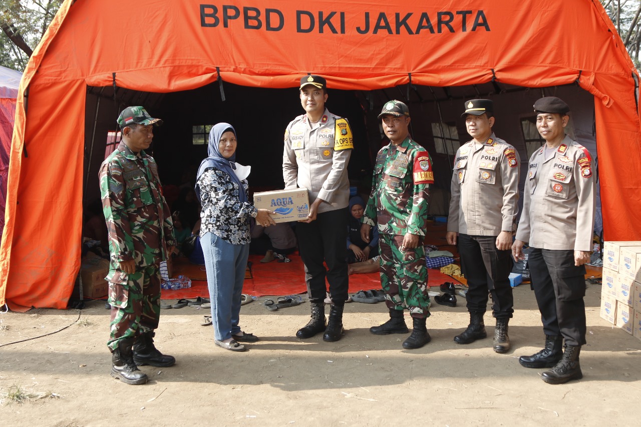 Pasca Kebakaran di Penjaringan, Polisi Beri Bantuan Makanan dan Trauma Healing