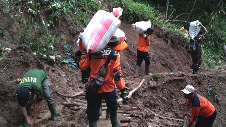 Tim Gabungan Berlahan Buka Jalur Longsor, Alat Berat Merayap Susuri Perbukitan Desa Kutabima