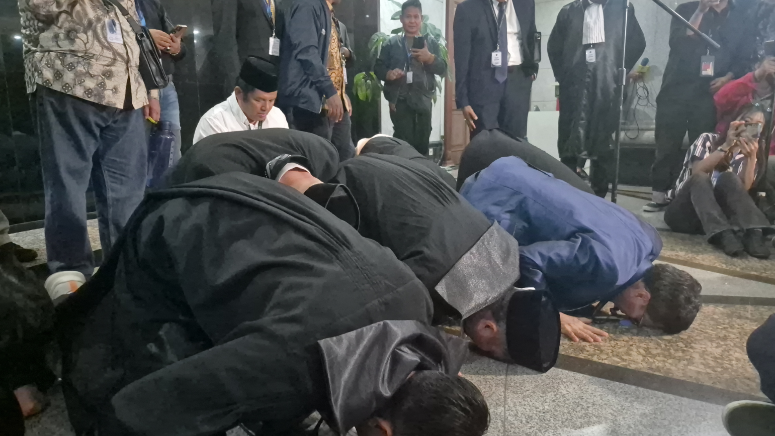Momen Sujud Syukur Militan Gibran 08 Usai Putusan MK: Kebenaran Menunjukkan!