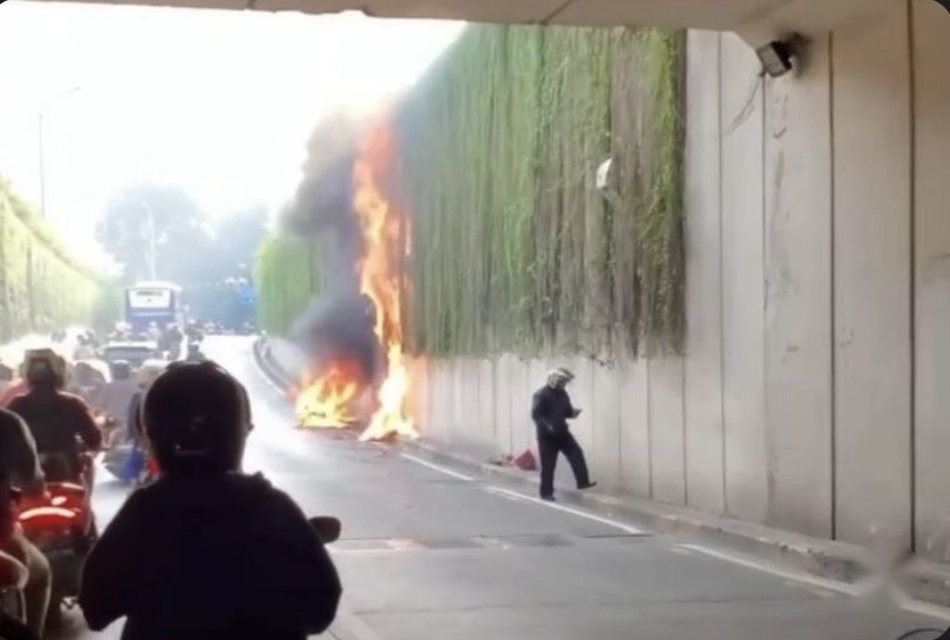 Sepeda Motor Terbakar di Underpass Kebayoran Lama Jaksel, Korban Nekat Padamkan Api dengan Tangan Kosong