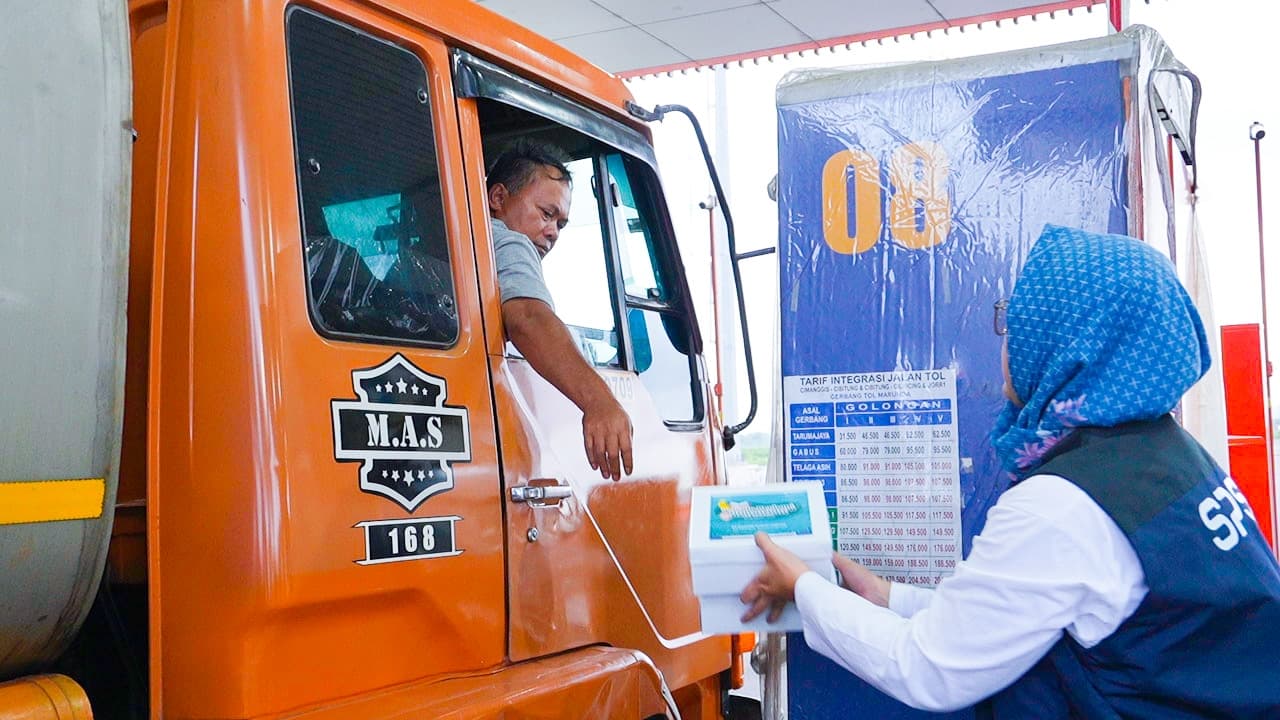 Berdayakan UMKM, Pelindo Solusi Logistik Bagikan Makanan untuk Buka Puasa
