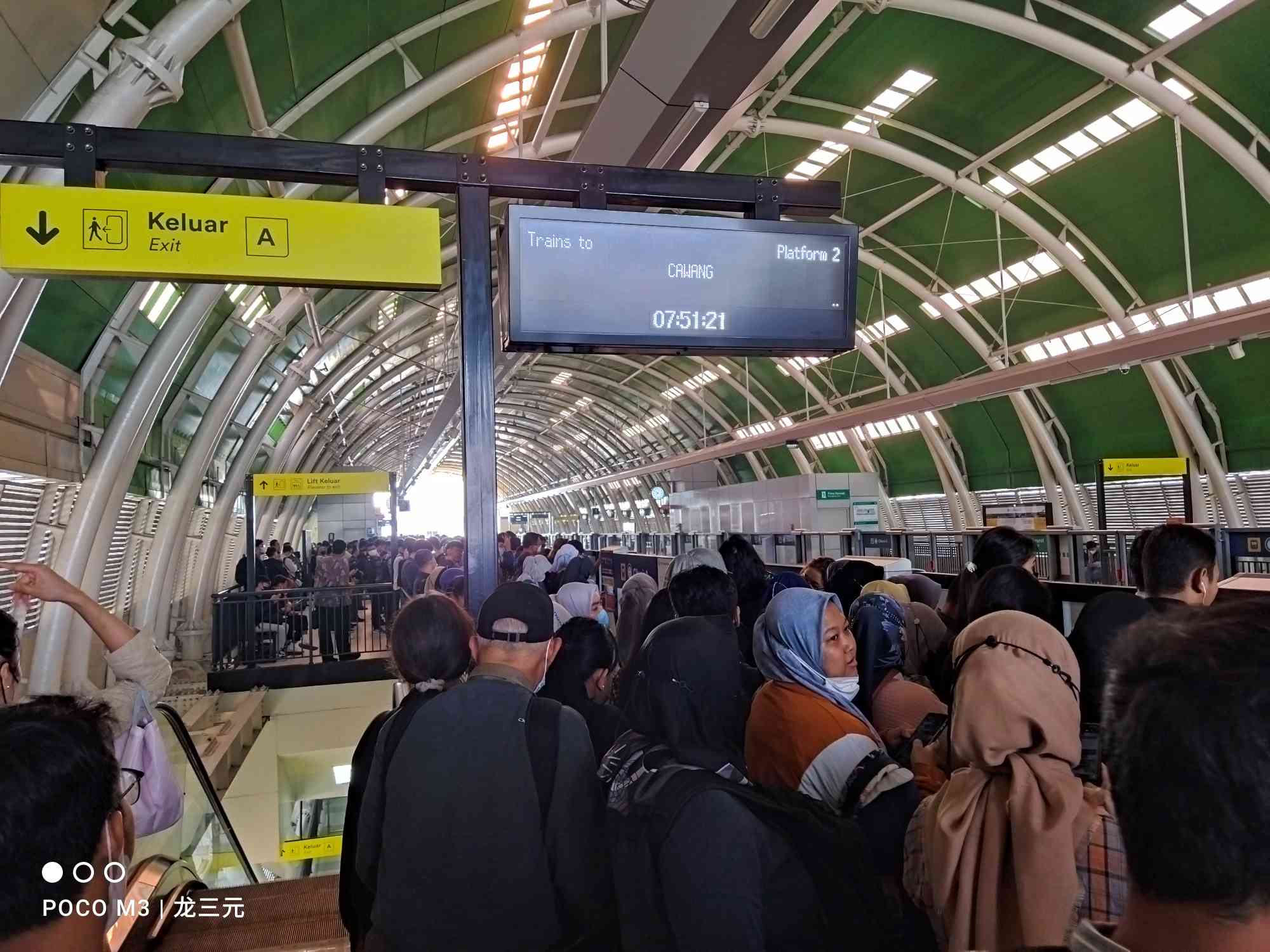 Kereta LRT Jabodebek Jatimulya-Dukuh Atas Alami Gangguan di Stasiun Cikunir, Penumpang Numpuk: Baru Juga 2 Hari