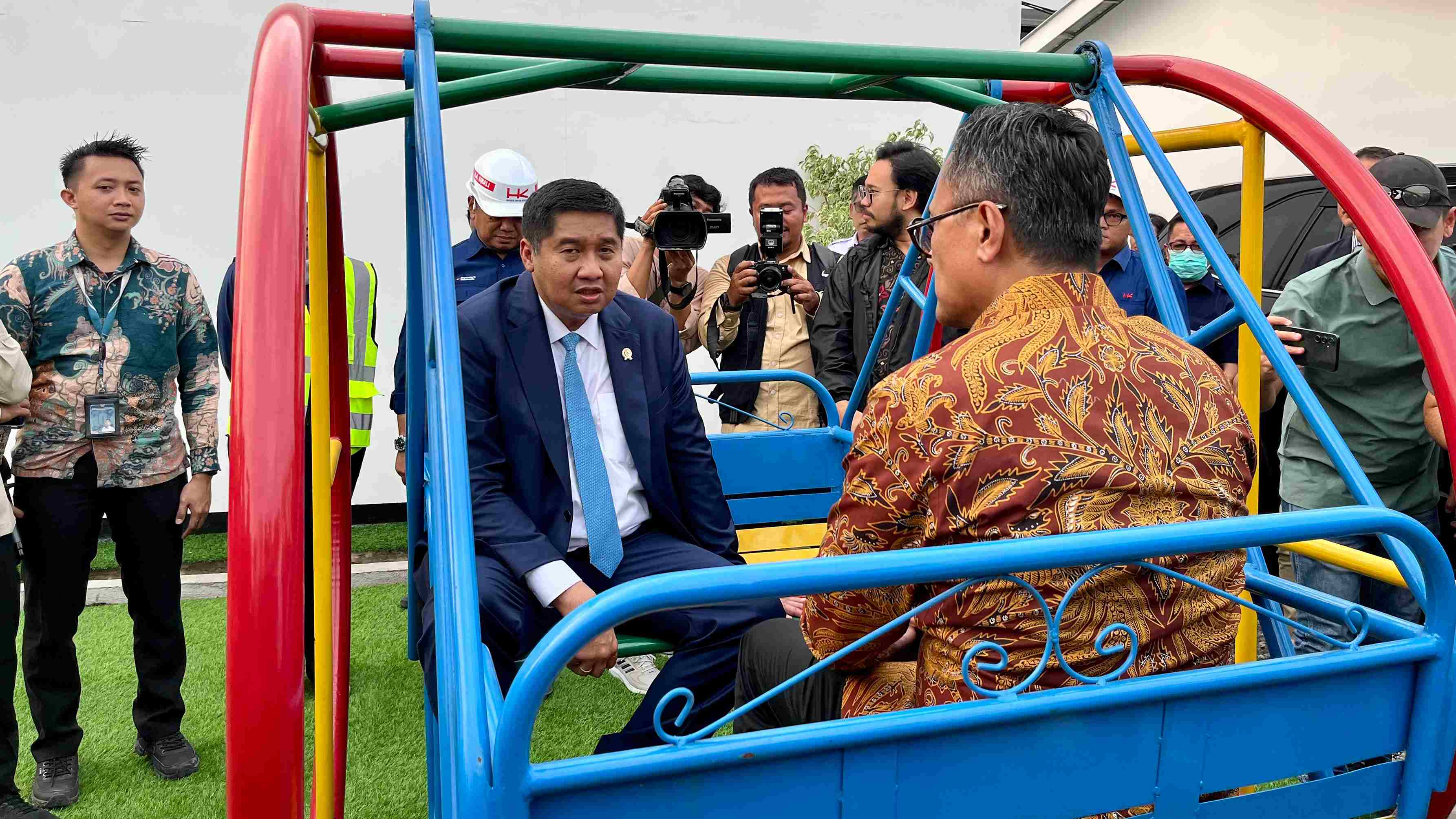 Momen Menteri Ara dan Kepala BP BUMN Ngobrol Santai di Ayunan saat Tinjau Huntara Jakpus