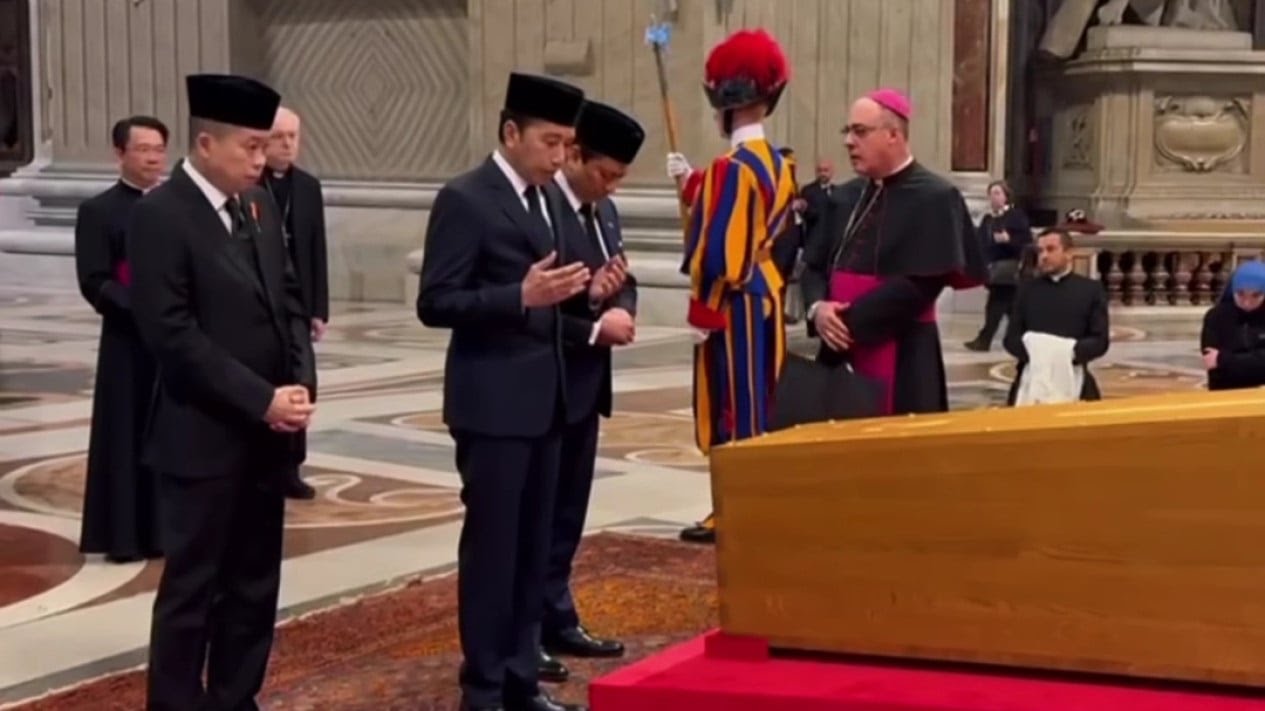 Momen Jokowi Hadiri Pemakaman Paus Fransiskus di Santo Petrus Vatikan, Sampaikan Pesan Prabowo