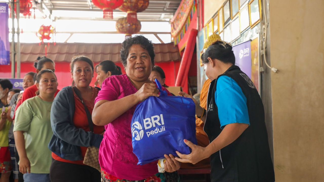 Peringati Hari Raya Waisak, BRI Berikan 1.000 Paket Sembako di Tangerang