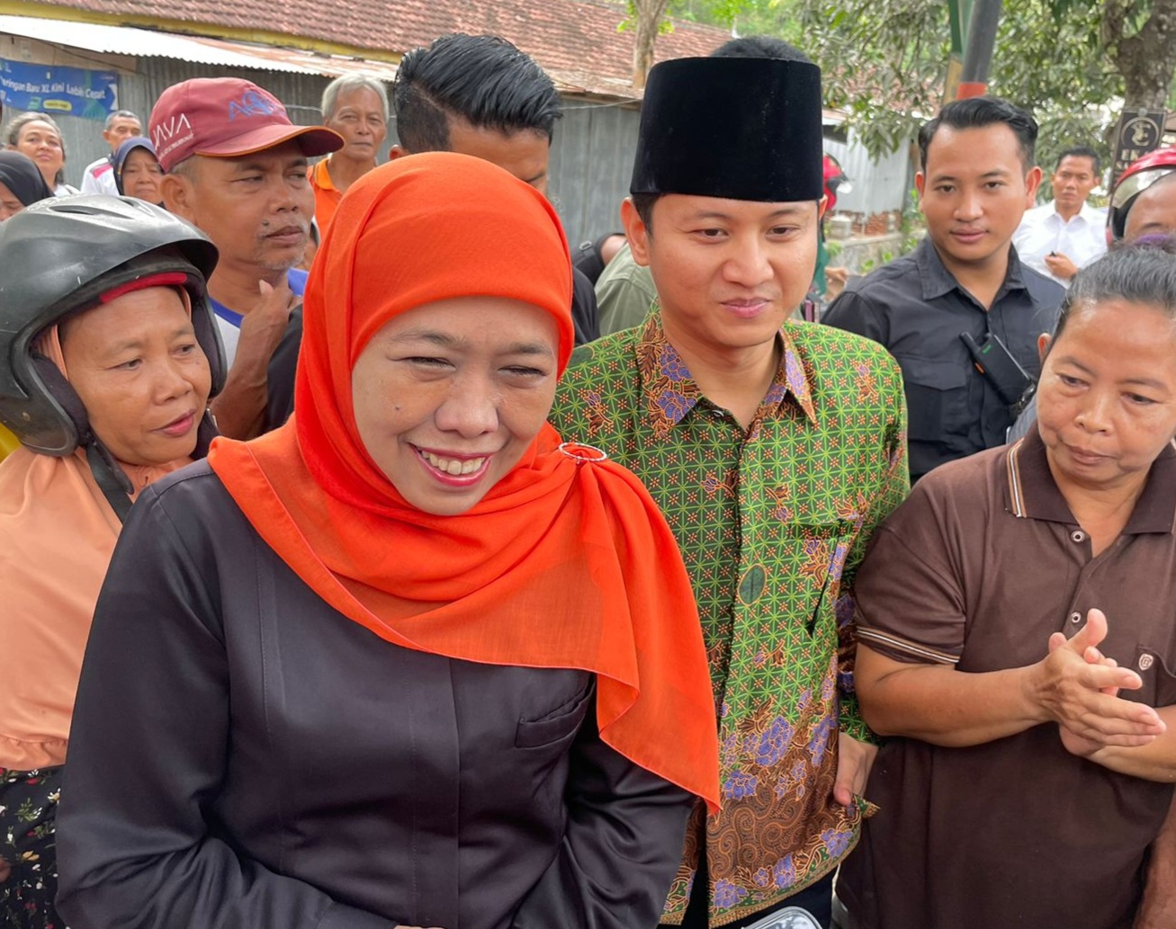 Cabup Trenggalek Dampingi Khofifah Blusukan, Berseragam Muslimat dan Pose Dua Jari 