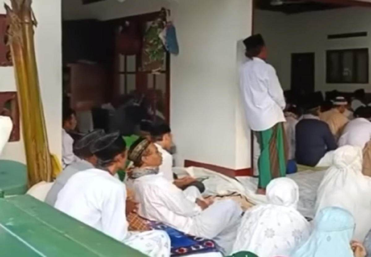 Lah! Ratusan Warga Gunungkidul Pagi Ini Sudah Sholat Ied, Netizen: 'The Real Tersesat Berjamaah'