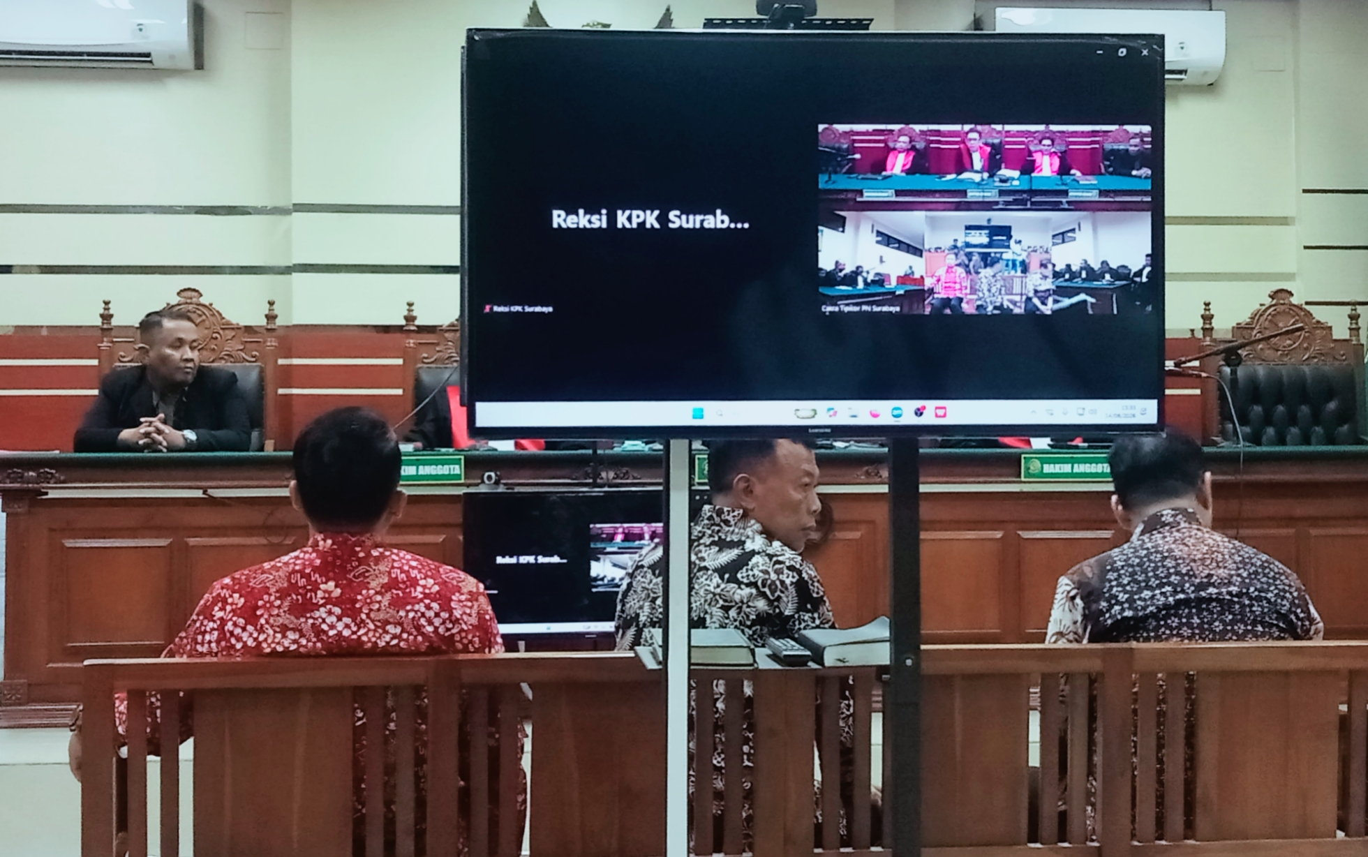 Simpatisan Sugiri Sancoko Membeludak, Tangis Pecah Usai Putusan Dibacakan