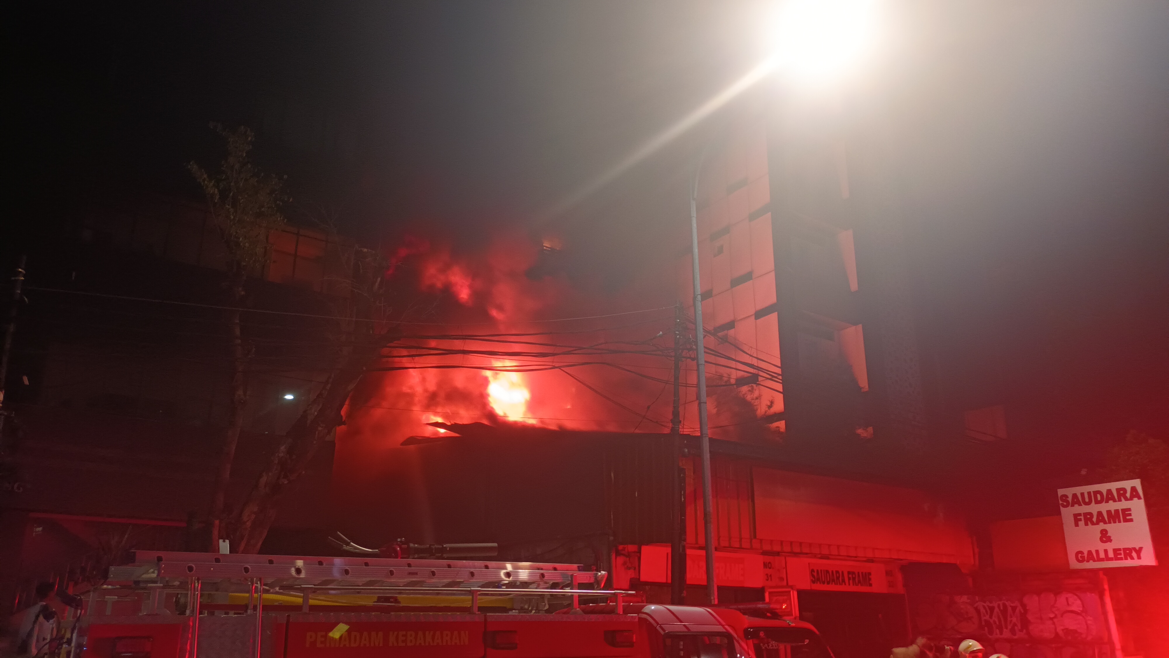 Toko Bingkai di Mampang Prapatan Kebakaran, 19 Mobil Damkar Diturunkan