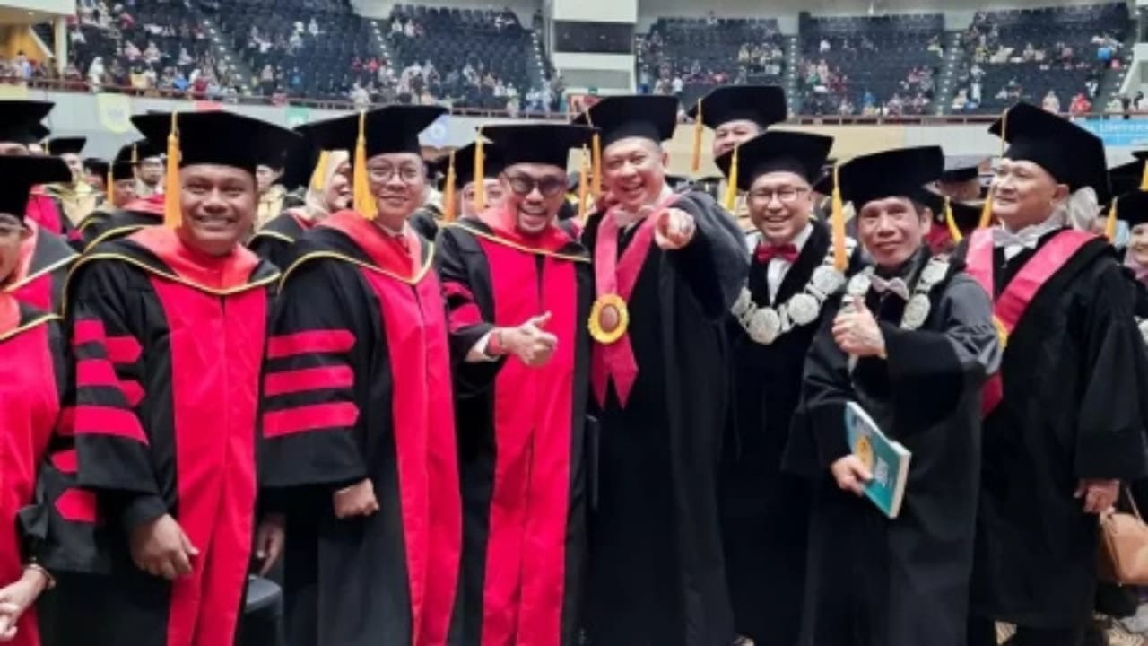 Ahmad Sahroni Muncul Perdana dalam Wisuda Universitas Borobudur, Sandang Gelar Doktor Hukum 