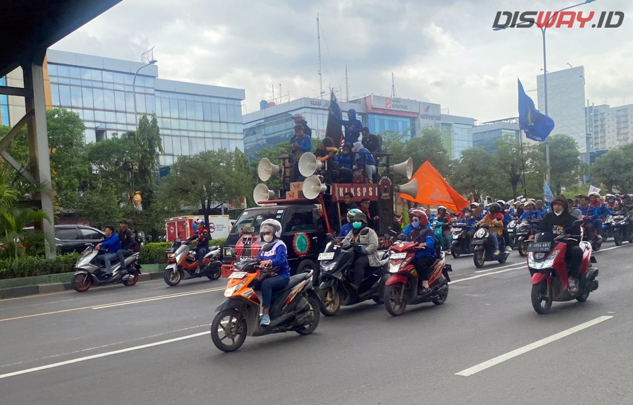 Buruh di Bekasi Lakukan Aksi, Tuntut Kenaikan Upah sampai 6,5 Persen