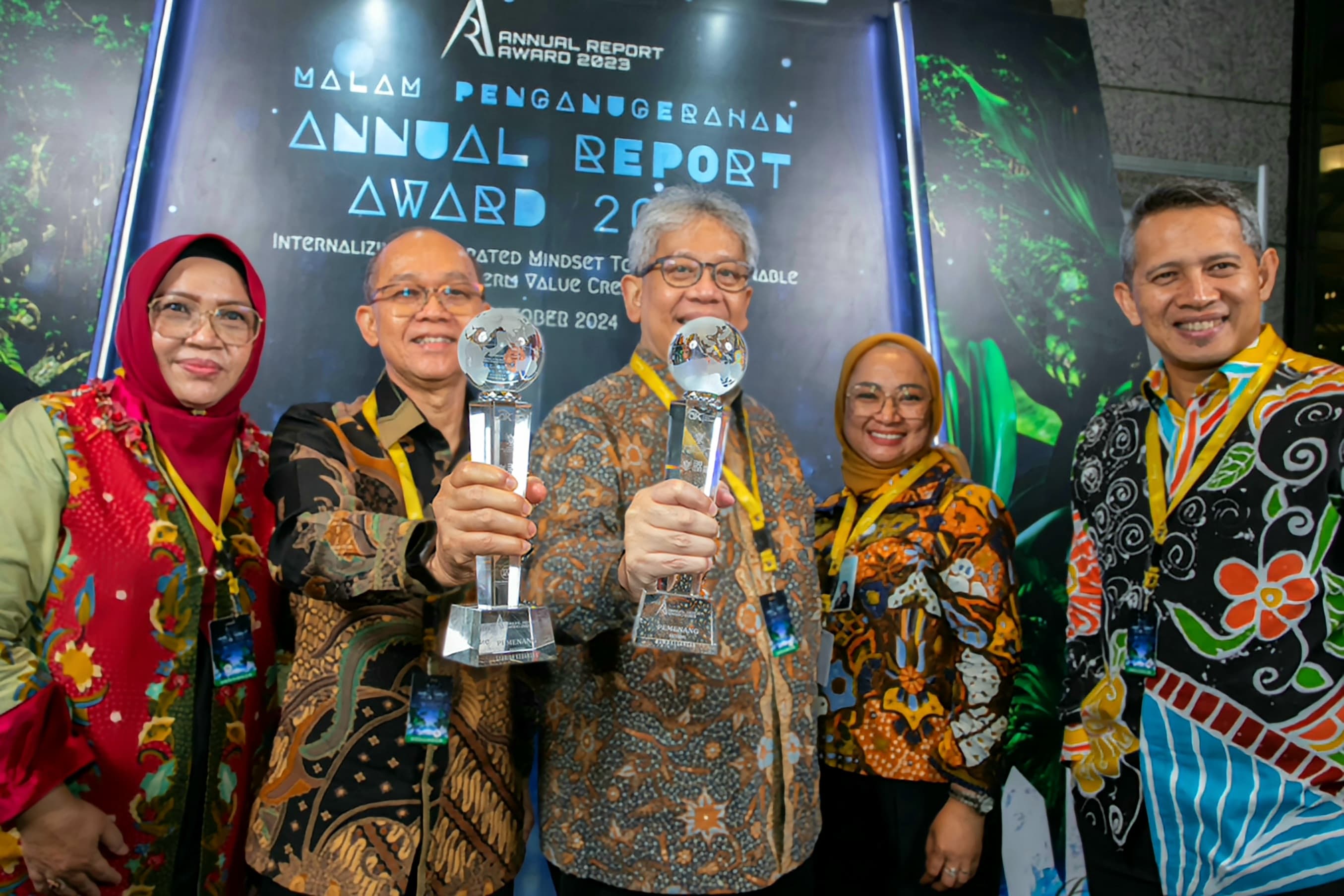 Terapkan GCG Ketat dan Prinsip Bisnis Berkelanjutan, Bank BJB bersama Bank BJB Syariah Raih Annual Report Award 2023