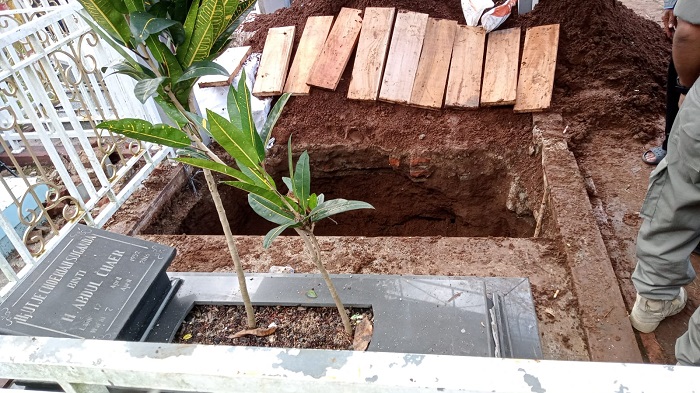 Pemakaman Aang Hamid Suganda, Bersebelahan dengan Istri