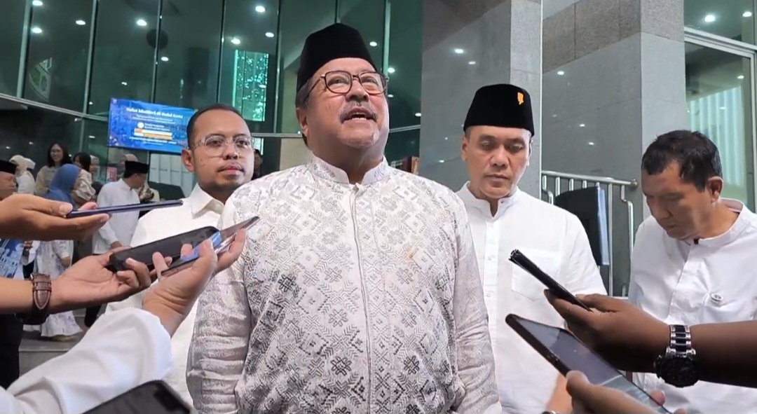 Bagi Tugas dengan Pramono, Rano Karno Salat Id di Masjid Fatahillah