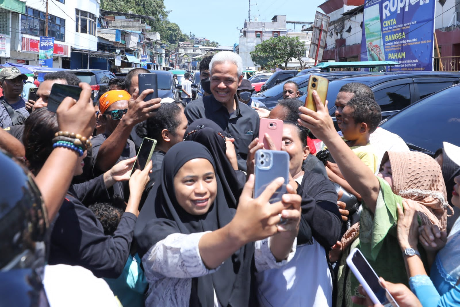 Antusiasme Warga Papua saat Ganjar Pranowo Belanja di Pasar Hamadi