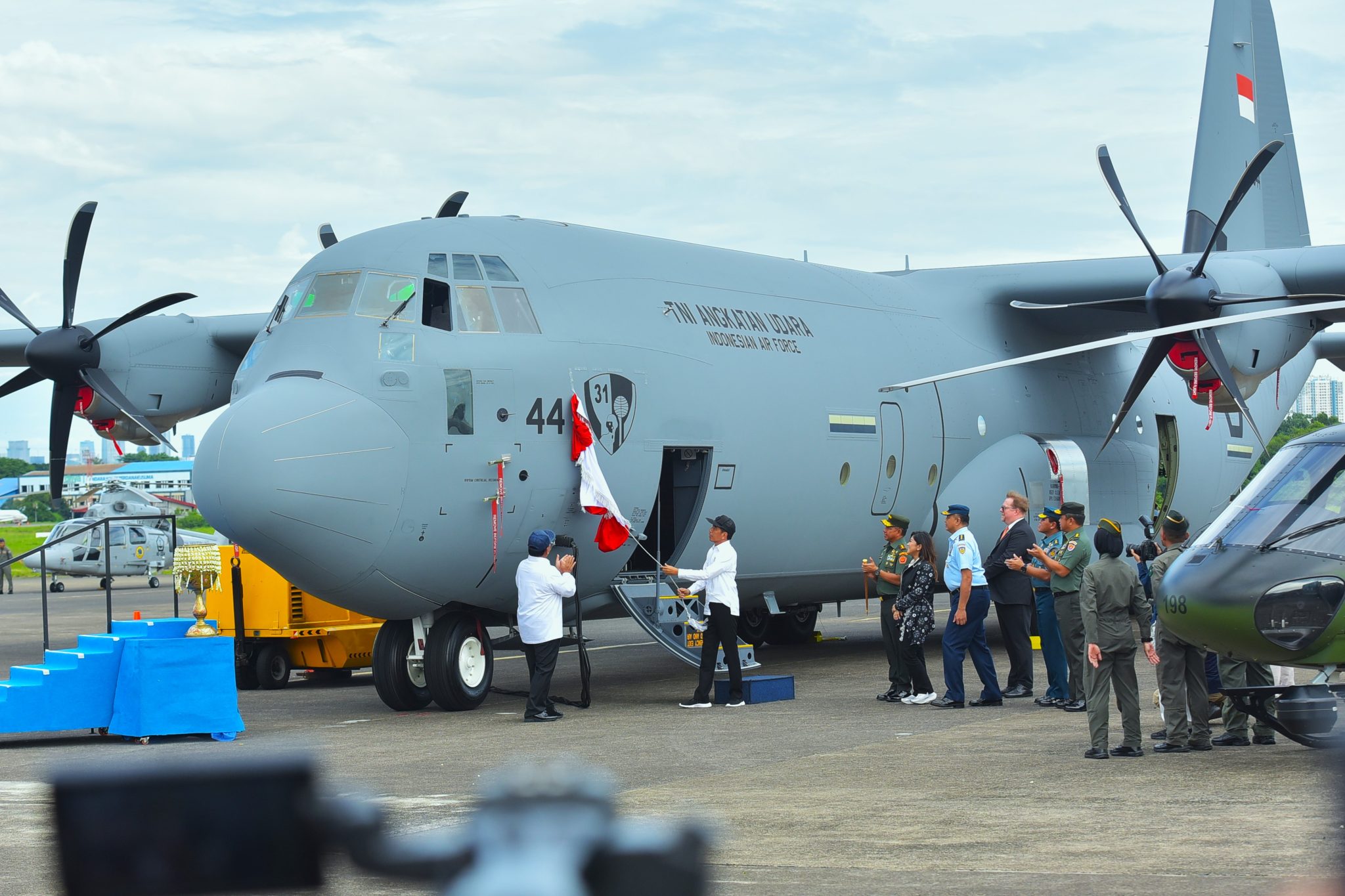 Menhan Serahkan Pesawat C-130J Super Hercules ke TNI AU, Disaksikan Jokowi di Halim Perdanakusuma