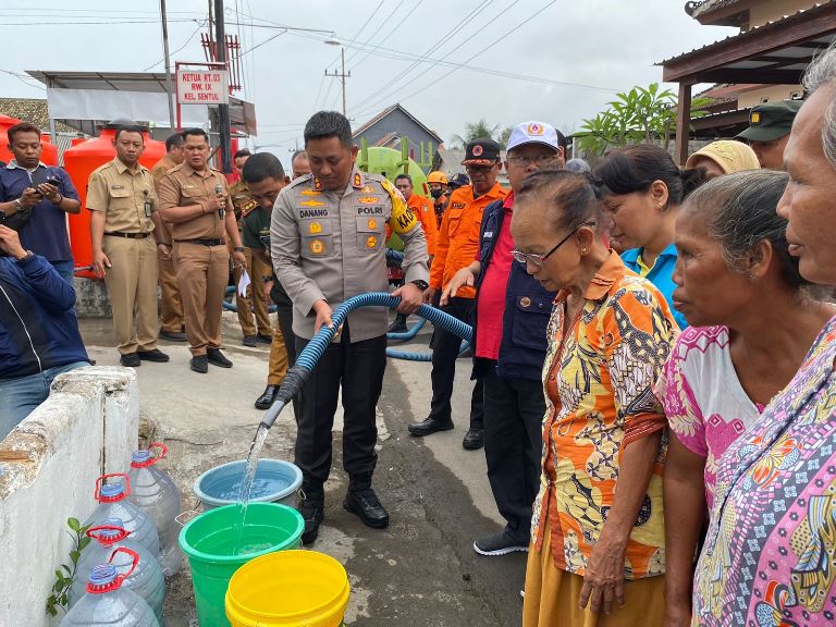 Polres Blitar Kota Kembali Pasok Air Bersih Untuk Warga 