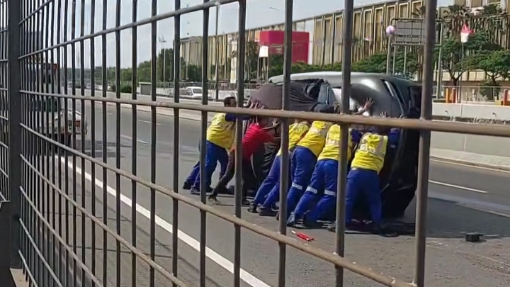 Truk Towing Alami Pecah Ban Bikin Ferrari Terbalik di Tol Cengkareng