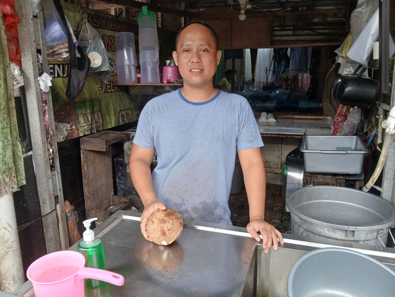 Semakin Naik, Harga Kelapa Bulat Kini Lebih Rp20.000 di Pasaran