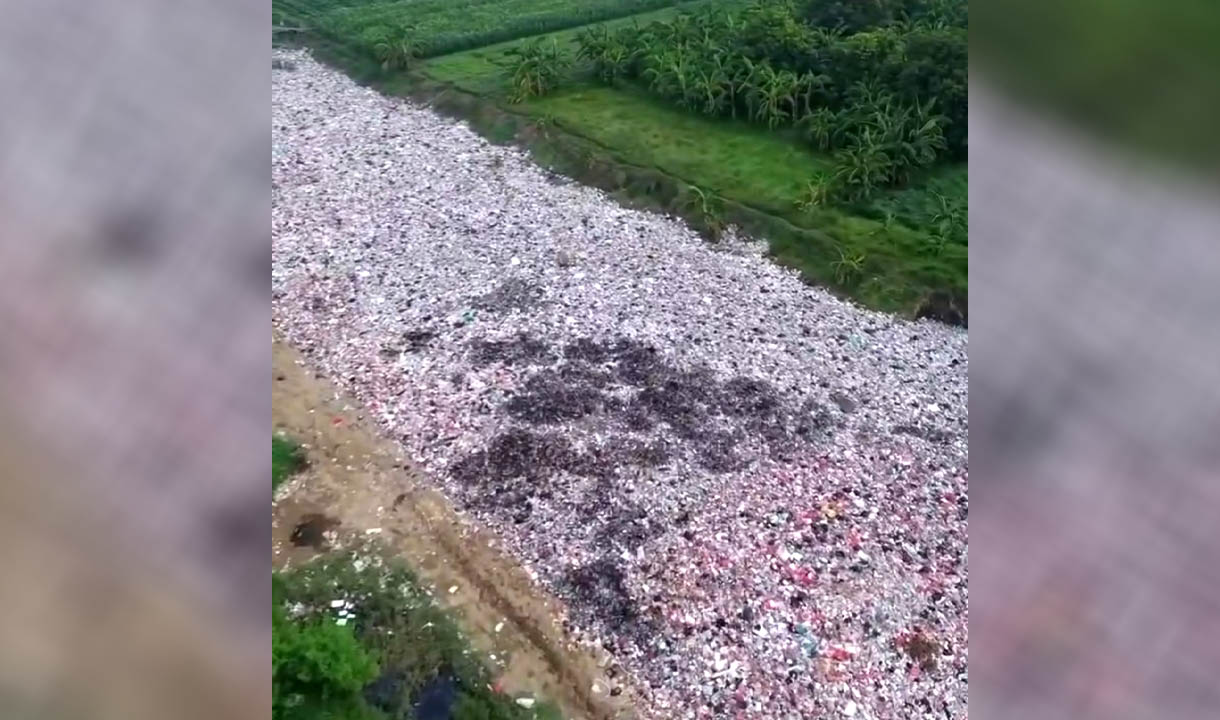 Penampakan Lautan Sampah di Bekasi, Bau Ganggu Warga Sekitar