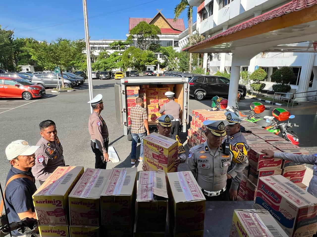 Ditlantas Polda Riau Patungan Kirim Bantuan untuk Korban Longsor dan Banjir
