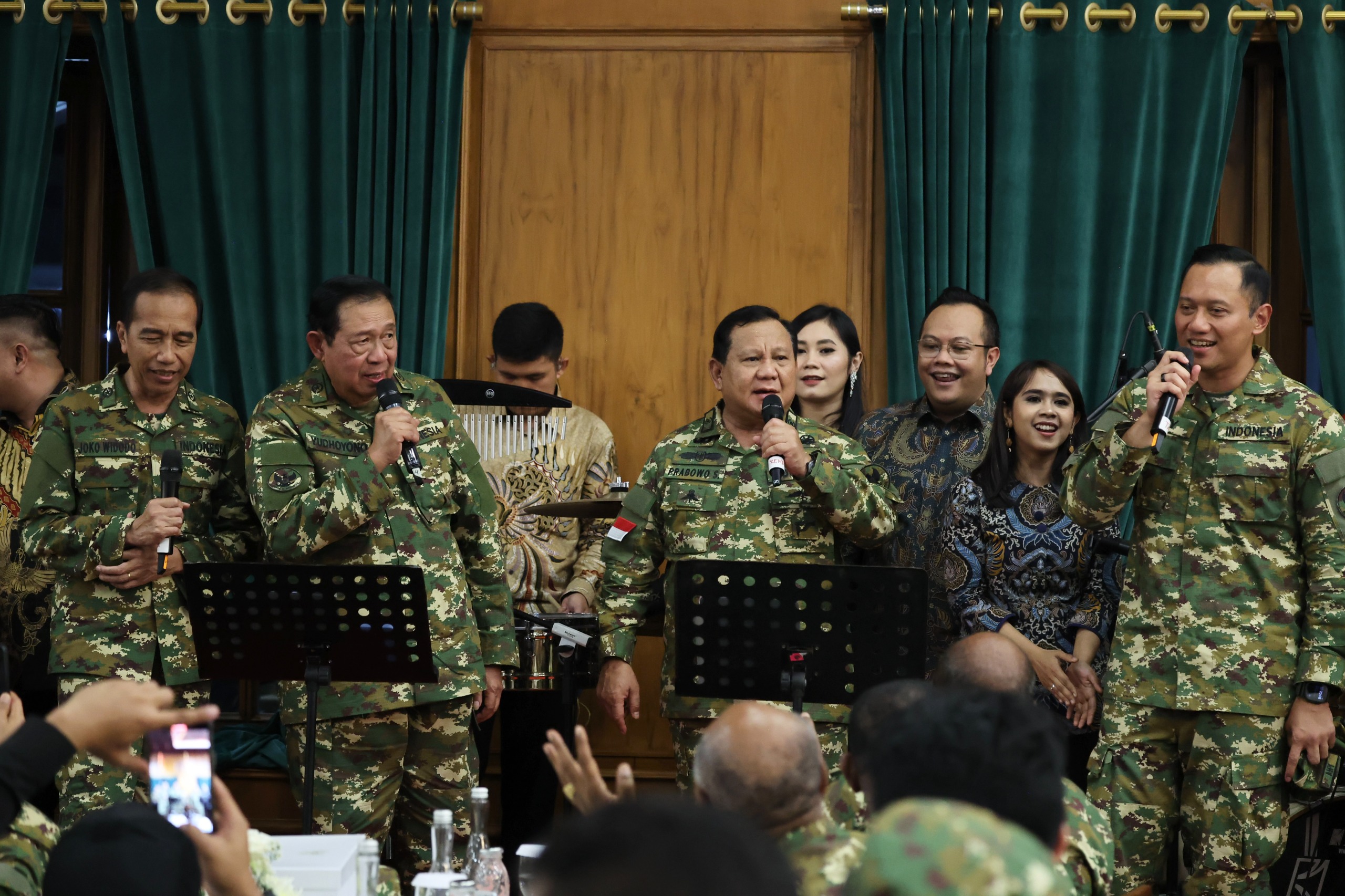 Malam Terakhir Retret Magelang, Prabowo, Jokowi, dan SBY Nyanyi Bareng Dengan Seragam Komcad