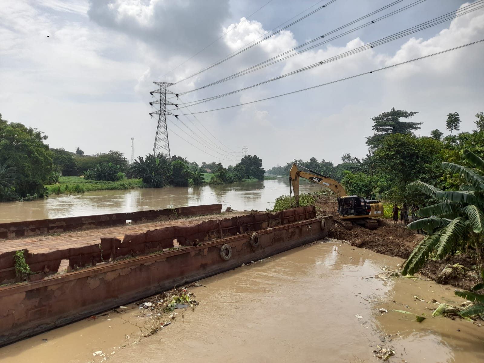 Kapal Tongkang Hanyut dan Tersangkut di Kali CBL Bekasi, Terbawa Arus Hingga 3 Kilometer