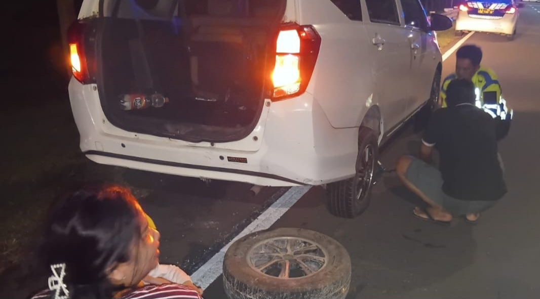 Hubungi Call Center Ini, Aksi Dua Polisi Bandara Soetta Viral Bantu Keluarga Pecah Ban di Tengah Malam 