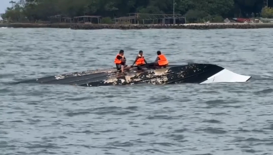Dihantam Ombak Besar, Sebuah Speed Boat Terbalik di Perairan Pulau Rambut Kepulauan Seribu