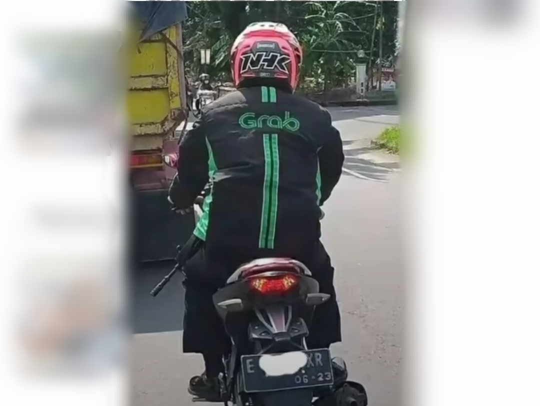 Viral Polisi Pakai Jaket Ojol, Tapi Kok Ada yang Aneh Ya, Hmmm...