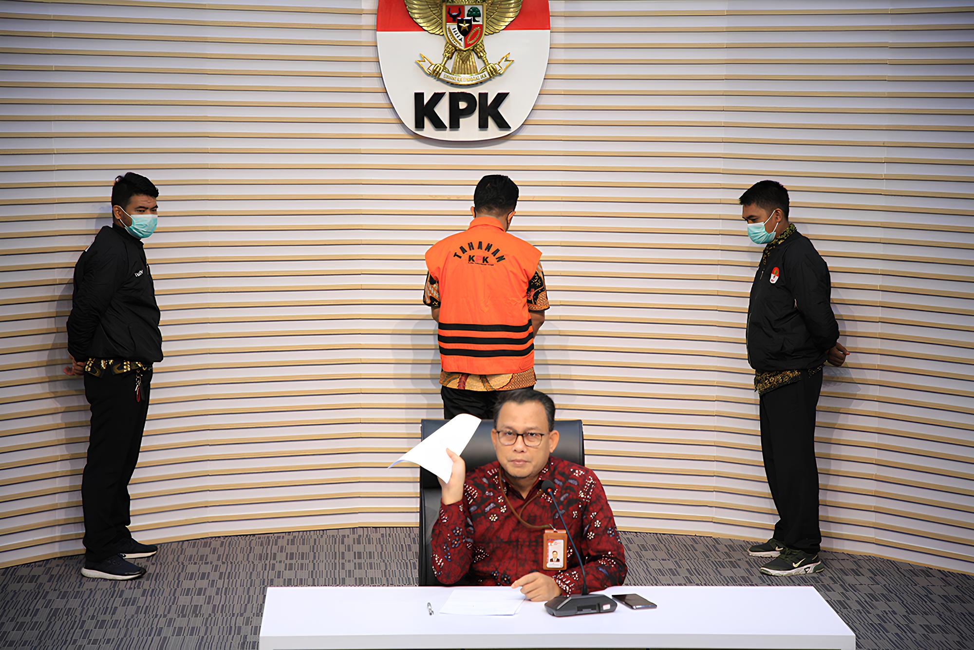 KPK Perpanjang Penahanan Dua Tersangka Kasus Korupsi Pemotongan Insentif Pegawai BPPD Sidoarjo 