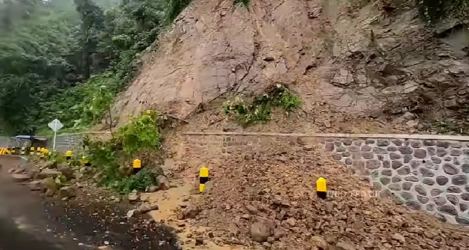 Longsor di Lumajang: 3 Orang Tewas Tertimbun, Jalan Utama Dampit Tertutup